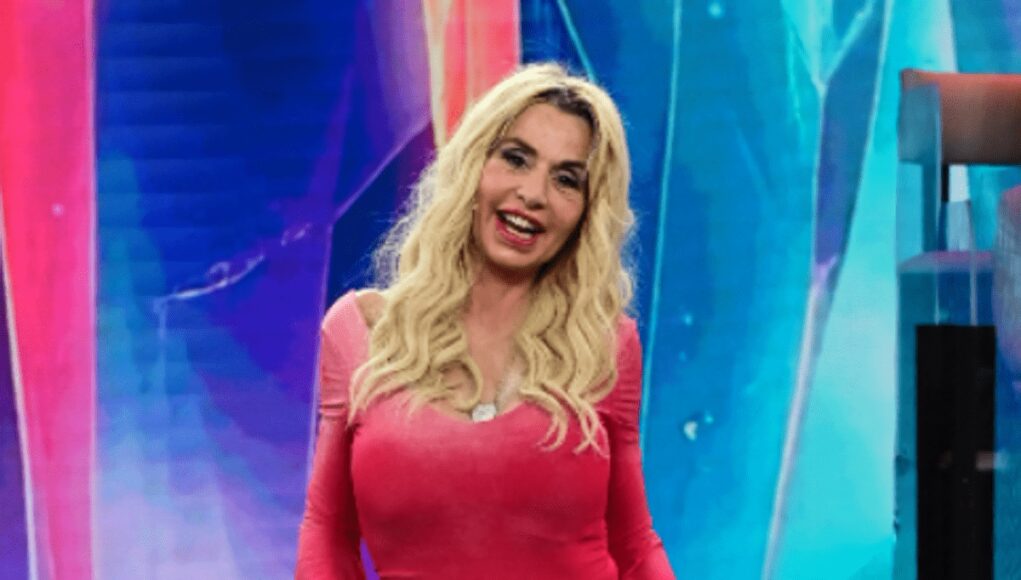 Valeria Marini, la truffa alla madre: “Grazie alla fede ne siamo uscite”