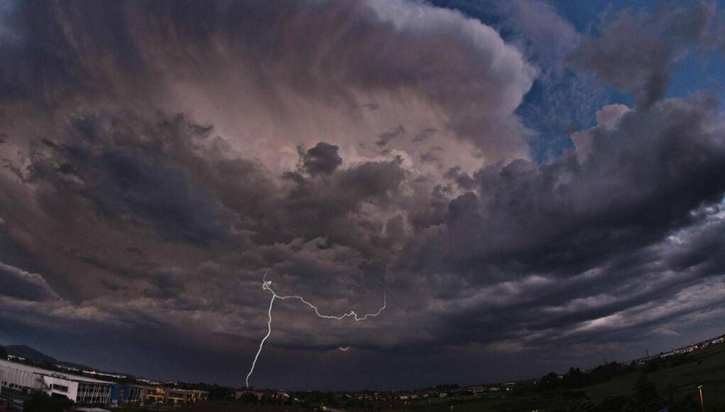 Temporali, grandine e raffiche di vento: scatta l’allerta gialla in 8 regioni