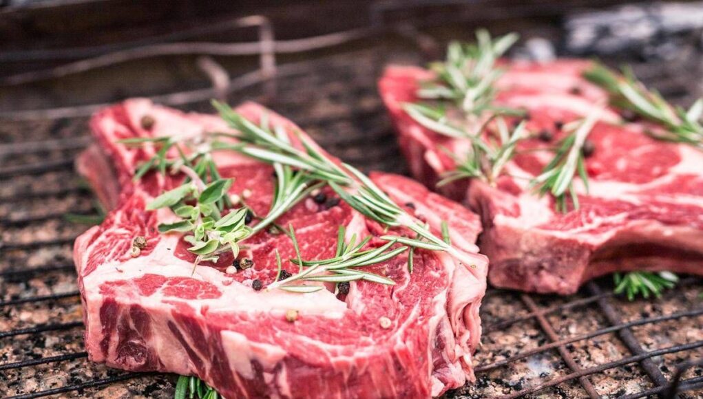 Alzheimer, mangiare più carne può proteggere il cervello: lo studio