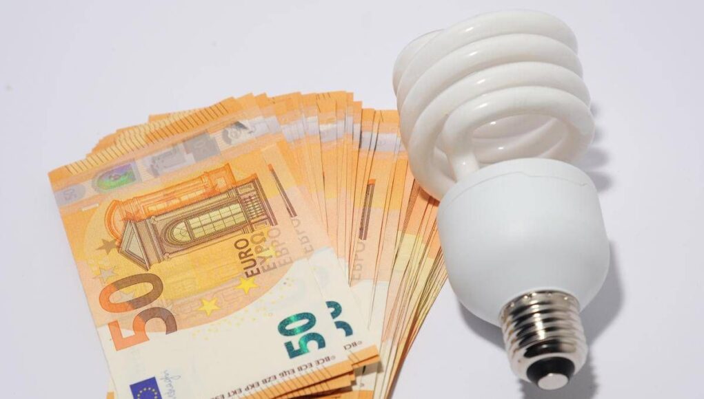 Bollette luce, aumenti in arrivo per i vulnerabili. Consumatori: “+45 euro all’anno, una Caporetto”