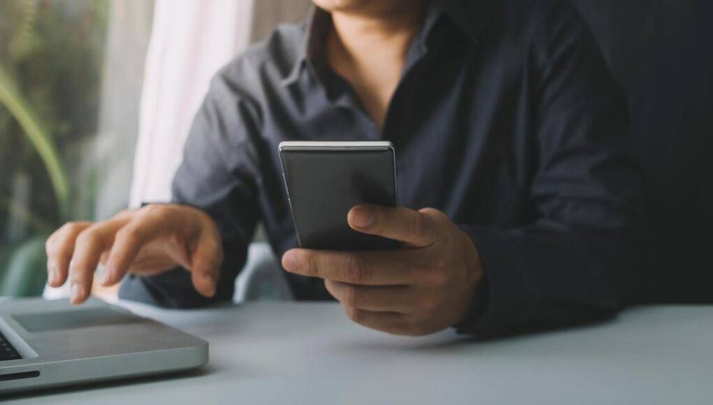 Boom prezzi petrolio e bollette, Ue ‘raccomanda’ smart working