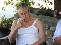 Bossi, la canottiera che cambiò la politica: l’estate 1994 del leader della Lega in Sardegna