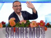 Carlo Conti compie 65 anni e festeggia anche un Sanremo che ha convinto tv e social