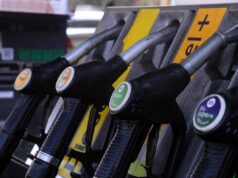 Caro benzina e diesel, il governo corre ai ripari. Meloni: “Tagliamo 25 centesimi al litro”