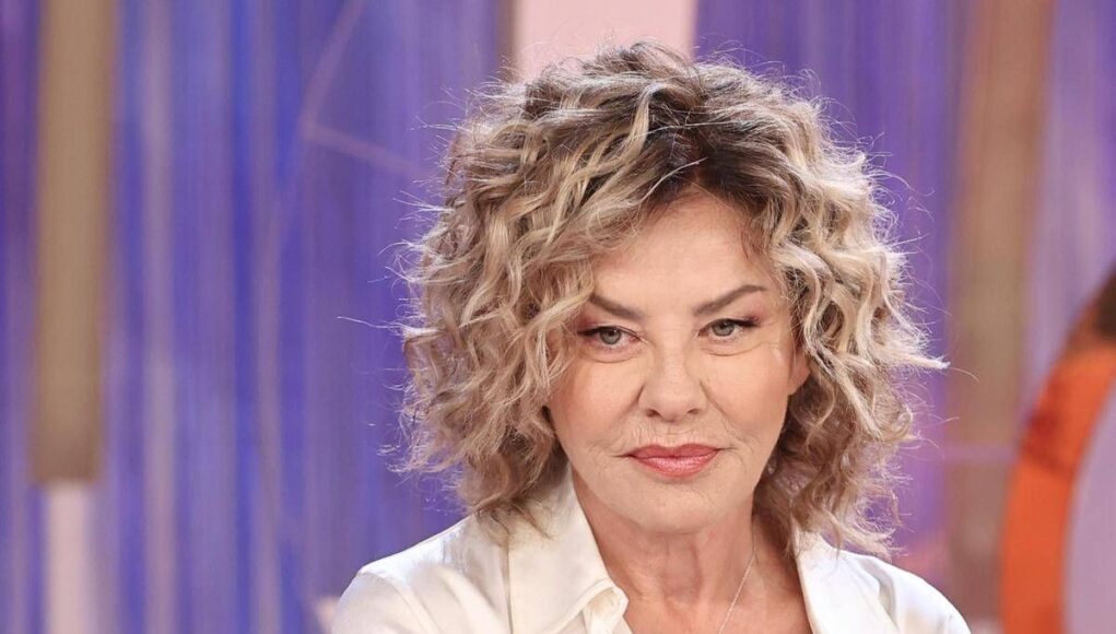 Eva Grimaldi operata d’urgenza: “Ho rischiato la vita per la protesi”