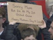 Festa della mamma… allo stadio, tifoso United: “Scusa, è la mia prima partita”
