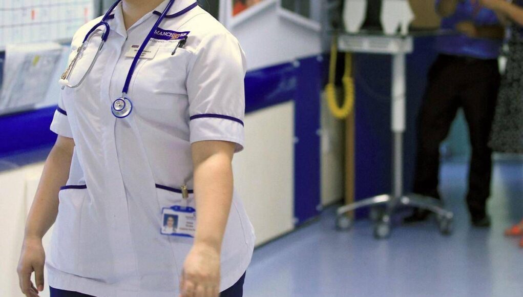 Focolaio di meningite in Uk, 27 casi e due morti nel Kent: appello per la vaccinazione di massa