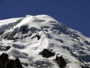 Frana sul massiccio del Monte Bianco, morto alpinista italiano