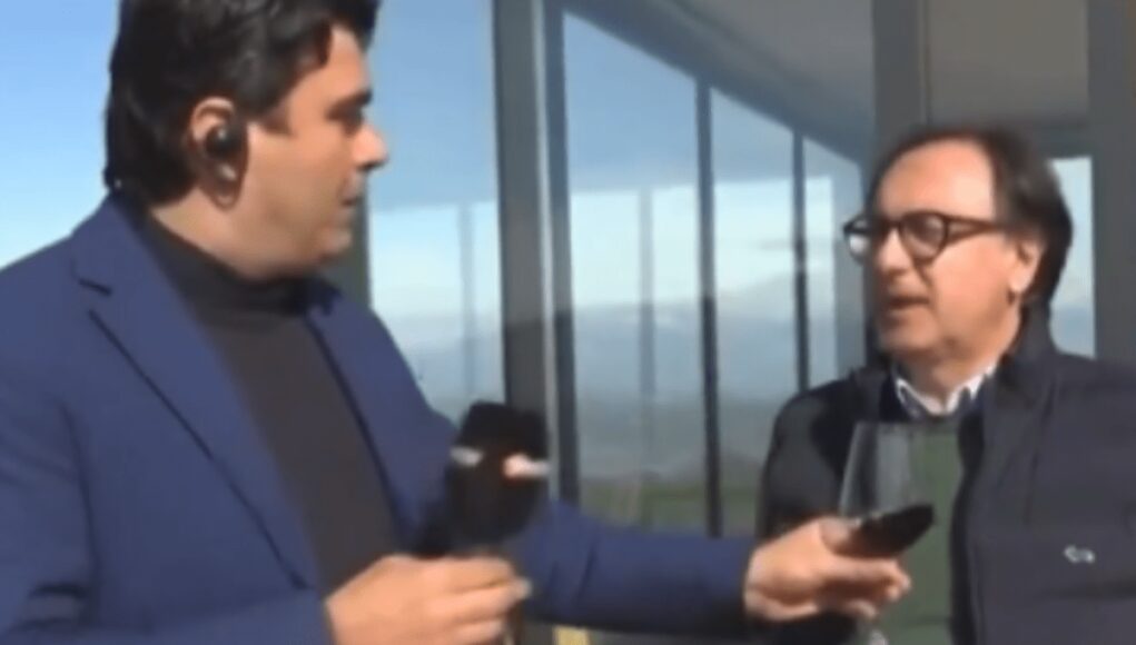 Gaffe a Uno Mattina, l’inviato scambia il microfono… per un calice di vino in diretta