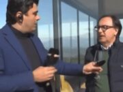 Gaffe a Uno Mattina, l’inviato scambia il microfono… per un calice di vino in diretta