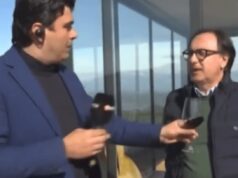 Gaffe a Uno Mattina, l’inviato scambia il microfono… per un calice di vino in diretta