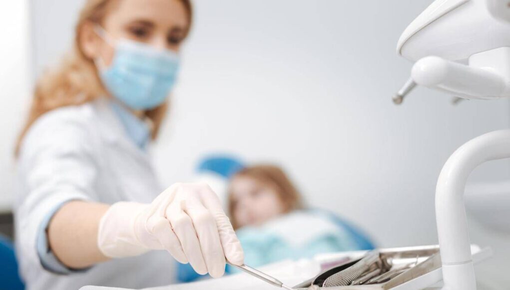 Gas esilarante contro la paura del dentista, sedazione cosciente per riavvicinare gli italiani alle cure