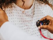 Gonfiori improvvisi e dolore, quando non è allergia ma un gene difettoso