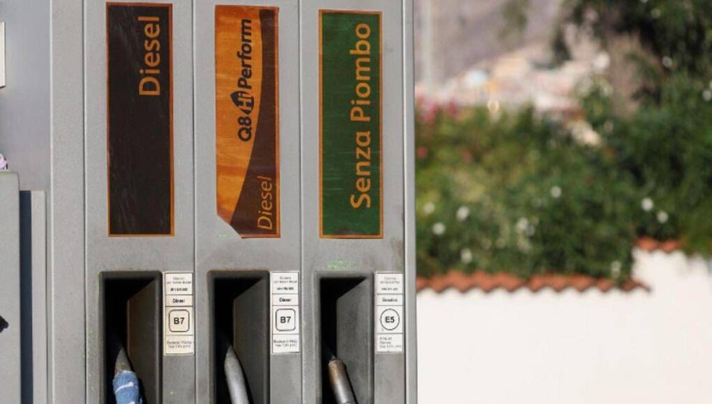 Governo verso proroga taglio accise, nodo risorse e doppia partita incentivi