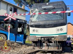 Incidente a Viterbo, si scontrano treno e pullman al passaggio a livello: studenti feriti