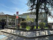 Insegnante accoltellata da studente a Bergamo, migliorano condizioni: uscita da terapia intensiva