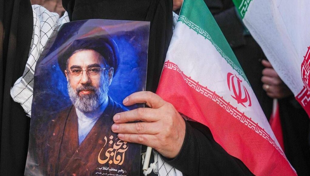 Iran, Mojtaba Khamenei: “Il nemico è stato sconfitto”. Guida suprema nega raid su Oman e Turchia