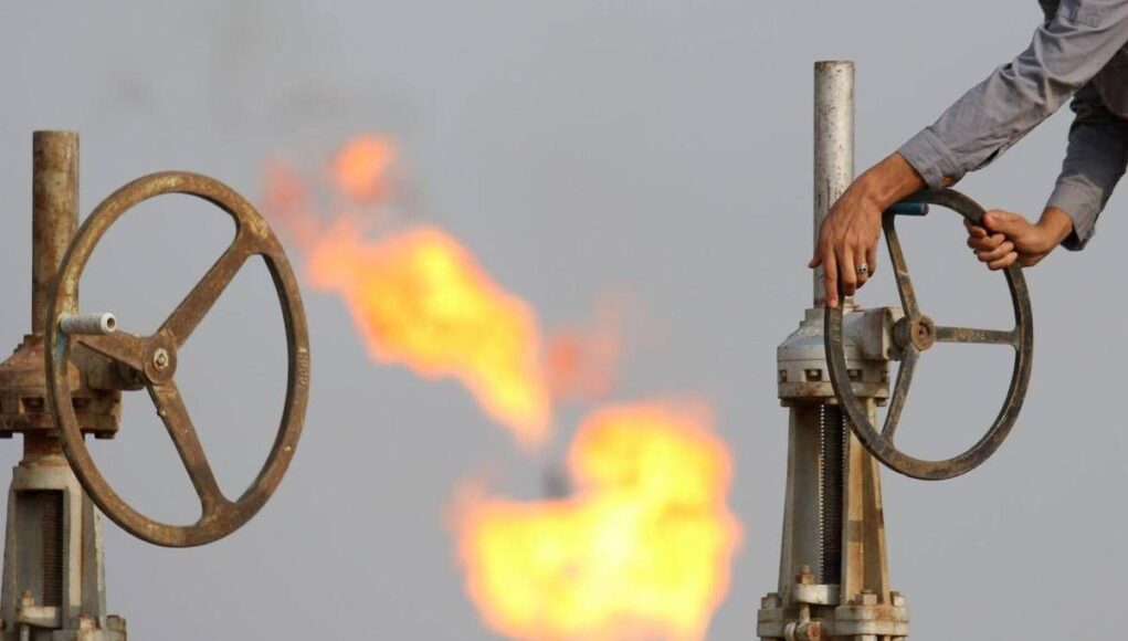 Iran, petrolio arriva a 105 dollari al barile: prezzo record da luglio 2022