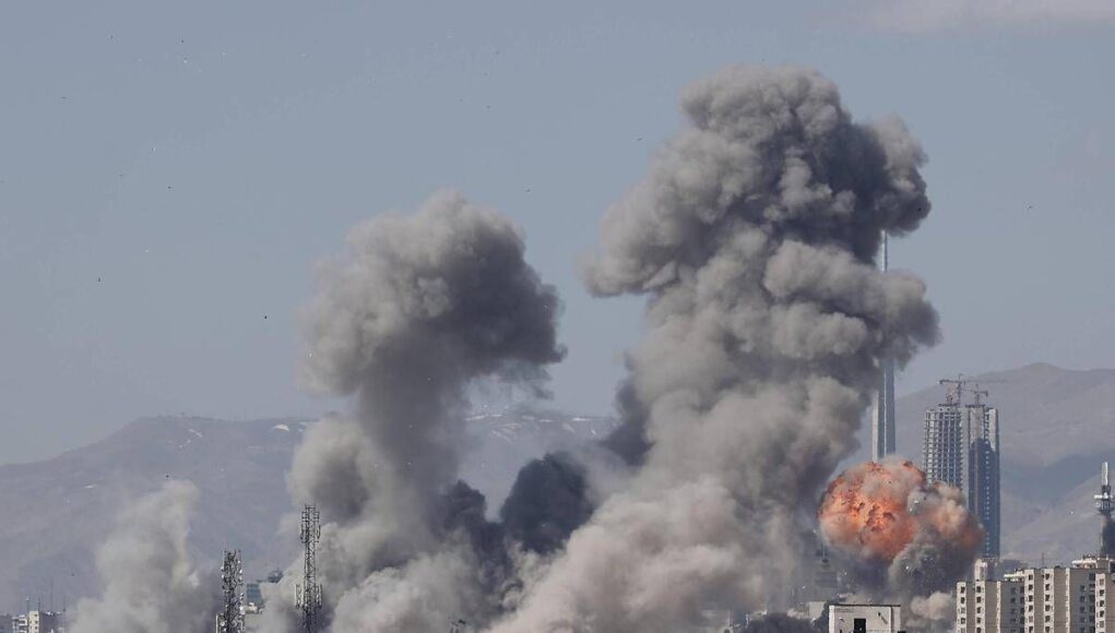 Iran, raid Usa-Israele sul porto vicino Stretto Hormuz: 5 morti. W. Post: Pentagono si prepara a settimane di operazioni di terra – La diretta