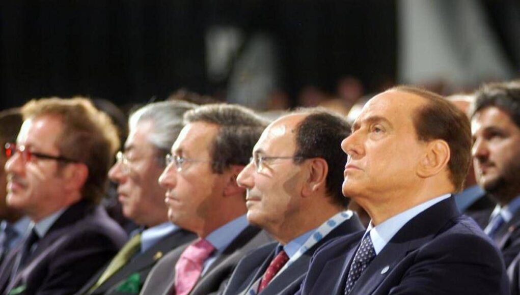 La ‘Bossi-Fini’, legge sull’immigrazione ancora in vigore: nasce nel 2002 con il secondo governo Berlusconi