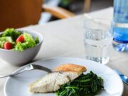 La dieta per invecchiare senza malattie, i cibi per arrivare ‘sani’ a 70 anni: lo studio