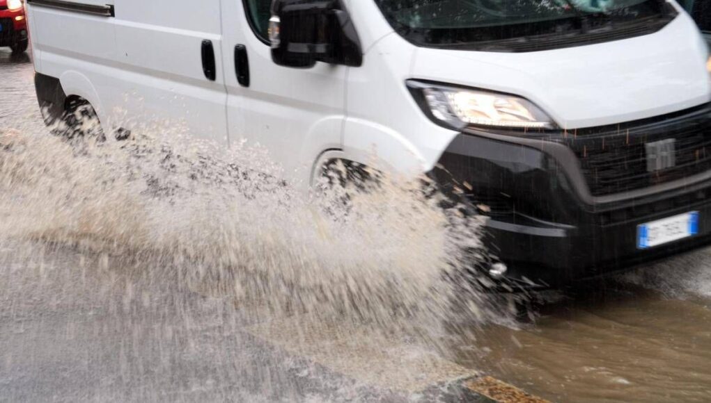 Maltempo a Roma, bomba d’acqua con pioggia e grandine