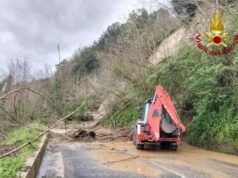 Maltempo in Calabria, frane e strade allagate. Nel Vibonese crolla atrio in una scuola