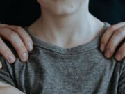 Narcotizza e violenta il figlio 14enne, madre a processo: chiesti 16 anni