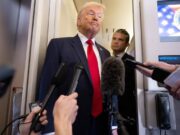 Navi Usa in fiamme e propaganda, Trump: “L’Iran vince le guerre solo con l’IA”