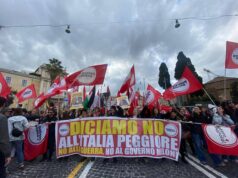 Referendum, a Roma corteo per il ‘no’: “Contro il governo e la guerra”. Bruciata immagine Meloni con Nordio al guinzaglio