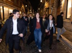 Referendum, la festa di Schlein in piazza tra selfie, cori e una promessa: “Batteremo Meloni”