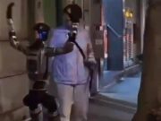 Robot ‘stalker’ segue e molesta donna di 70 anni a Macau: l’episodio diventa virale