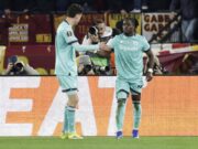 Roma-Bologna, vantaggio rossoblù con Rowe tra le proteste. Cos’è successo in Europa League