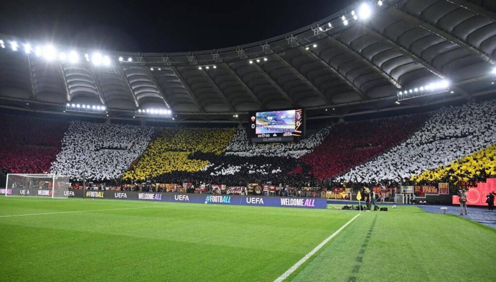 Roma, coreografia contro Bologna. Ironia social: “Sembra un gatto”