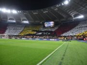 Roma, coreografia contro Bologna. Ironia social: “Sembra un gatto”