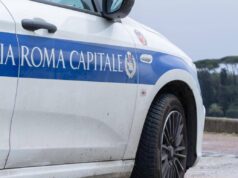 Roma, scontro tra autocarro e moto in via Ardeatina: muore un 43enne