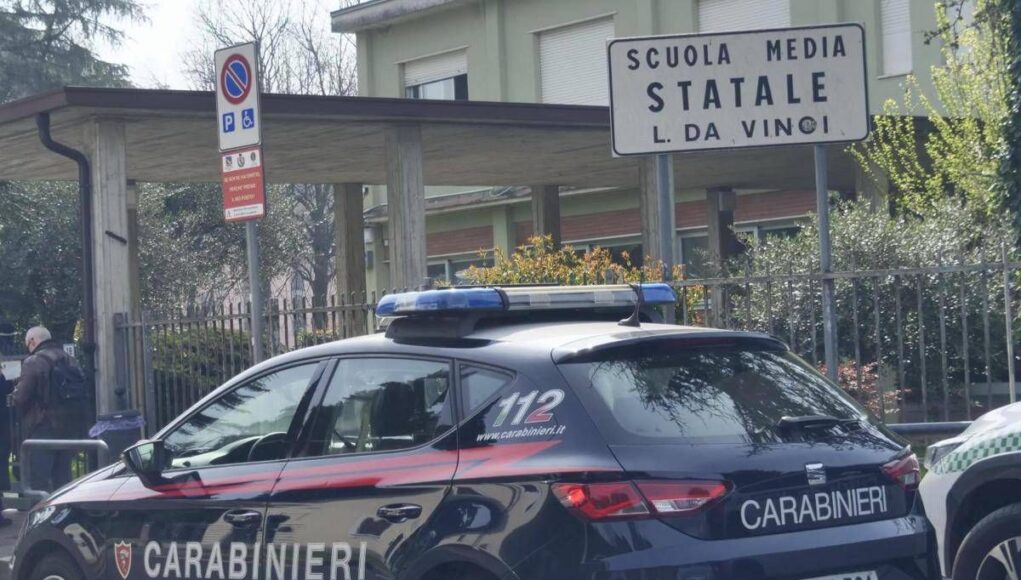 Trescore Balneario, professoressa accoltellata da 13enne: l’aggressione in diretta social e con la maglia ‘vendetta’