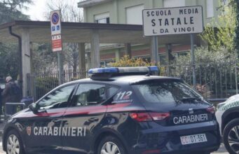 Trescore Balneario, professoressa accoltellata da 13enne: l’aggressione in diretta social e con la maglia ‘vendetta’
