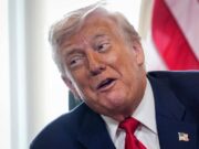 Trump: “Mi hanno detto che Mojtaba Khamenei è gay”