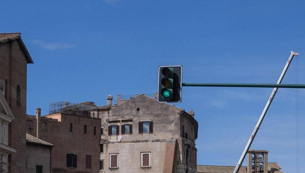 A Roma semafori con luce bianca per auto a guida autonoma? Patanè: “Sono fake news”