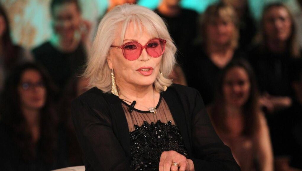 Amanda Lear a Belve: “Dalì era impotente, Bowie? Faceva un po’ schifo…”