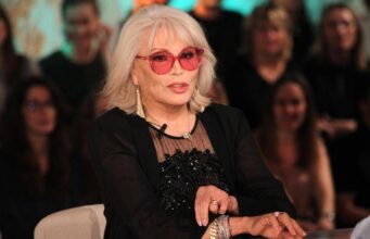 Amanda Lear a Belve: “Dalì era impotente, Bowie? Faceva un po’ schifo…”