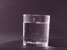 Bere acqua calda al mattino o alla sera? I consigli dell’esperto