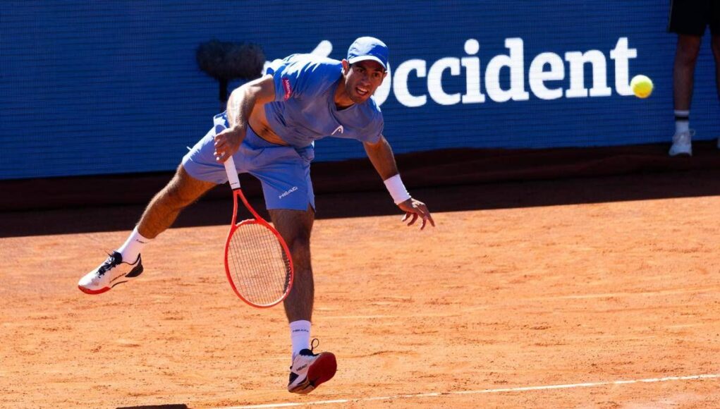 Borges serve dal basso sul match point, Etcheverry ‘offeso’. E Barcellona fischia