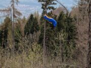 Cade con il parapendio e resta sospesa su un albero a 30 metri da terra