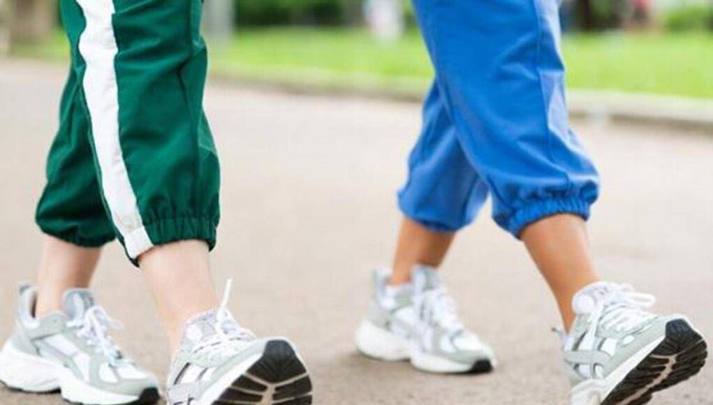 Camminare di pomeriggio è meglio per la glicemia, lo studio e l’orario ideale