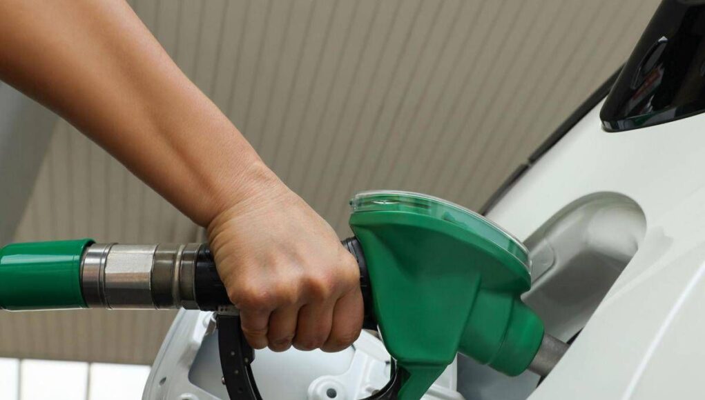 Carburanti, benzina in calo e gasolio sotto i due euro: i prezzi di oggi