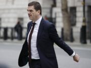 Caso Epstein, terremoto nel governo Starmer: silurato il massimo funzionario del Foreign Office dopo rivelazioni su Mandelson