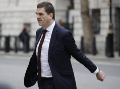 Caso Epstein, terremoto nel governo Starmer: silurato il massimo funzionario del Foreign Office dopo rivelazioni su Mandelson