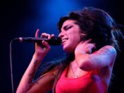 Cimeli di Amy Winehouse, il padre perde la causa contro due amiche della cantante